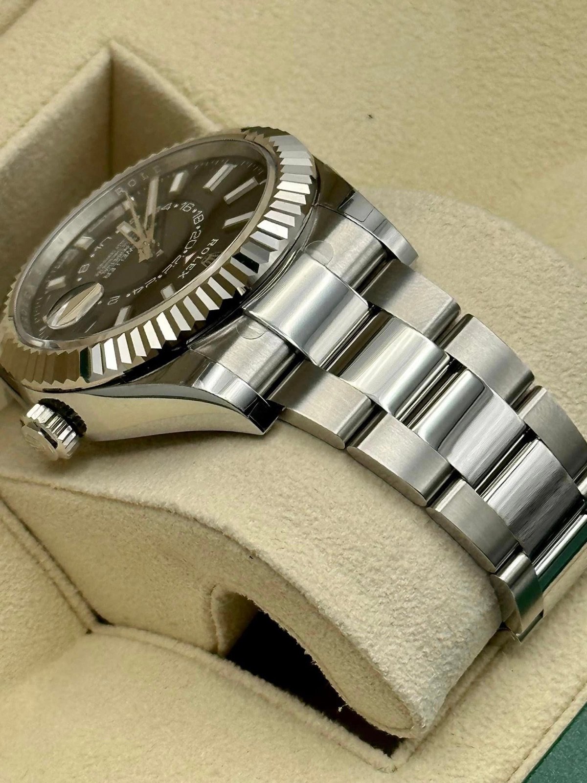 2023 Sky-Dweller 42mm 326934 Oyster Black Dial (Unworn) - Image 7