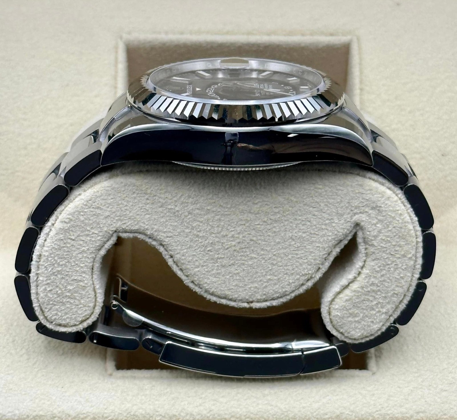 2023 Sky-Dweller 42mm 326934 Oyster Black Dial (Unworn) - Image 9