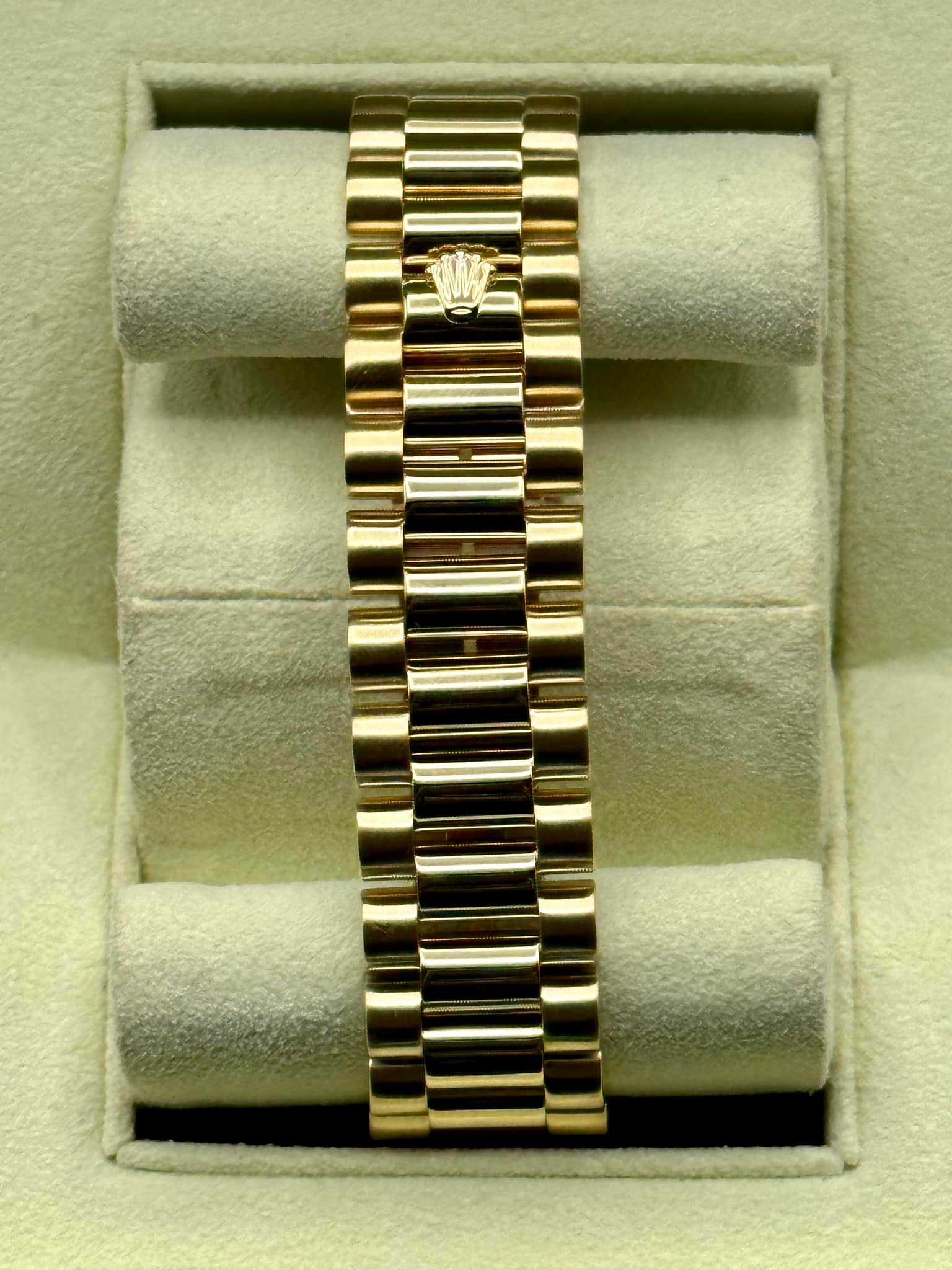 2000 Rolex Day-Date 36mm 118208 Presidential Champagne Wave Dial - Image 2
