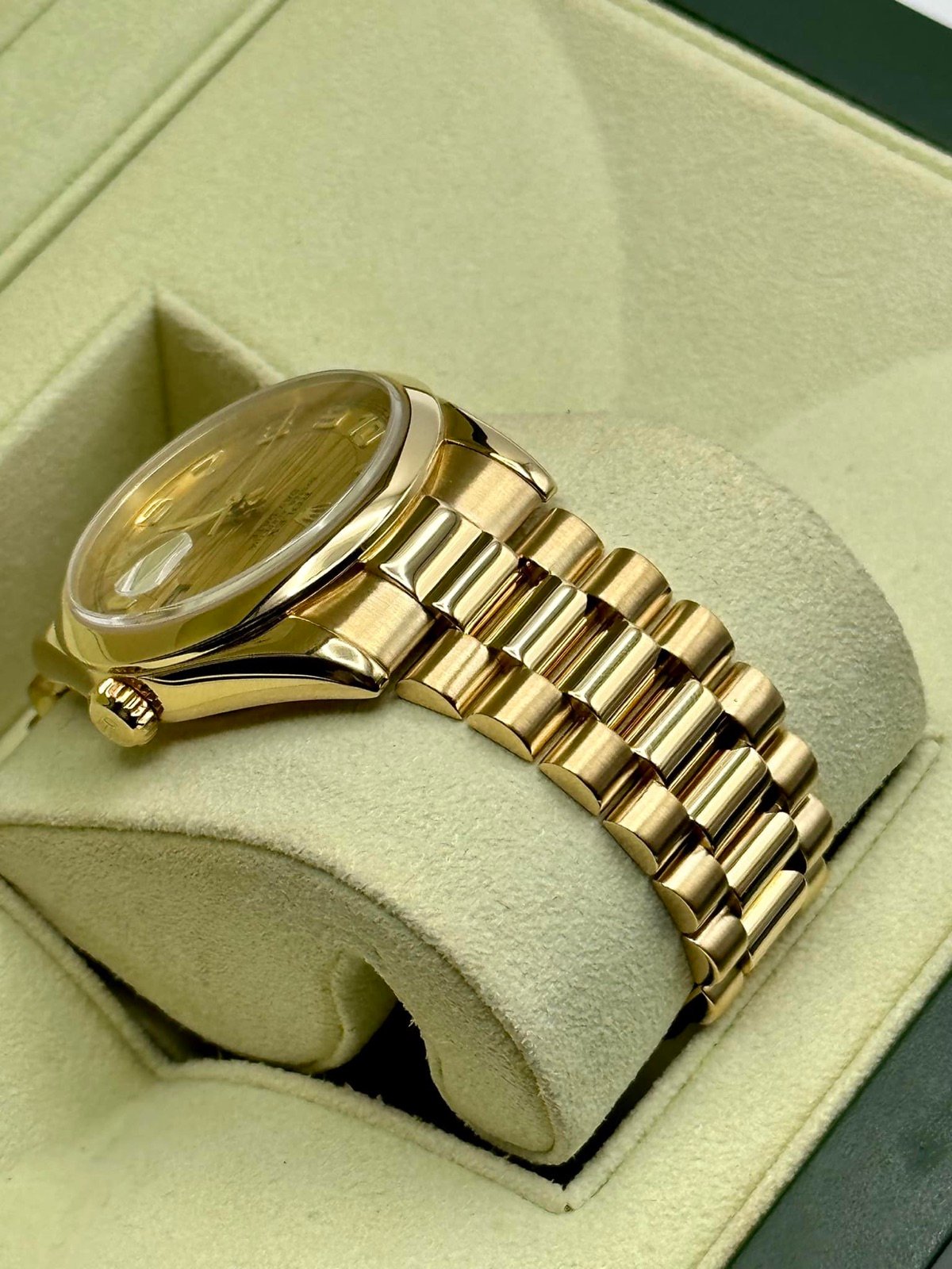 2000 Rolex Day-Date 36mm 118208 Presidential Champagne Wave Dial - Image 6