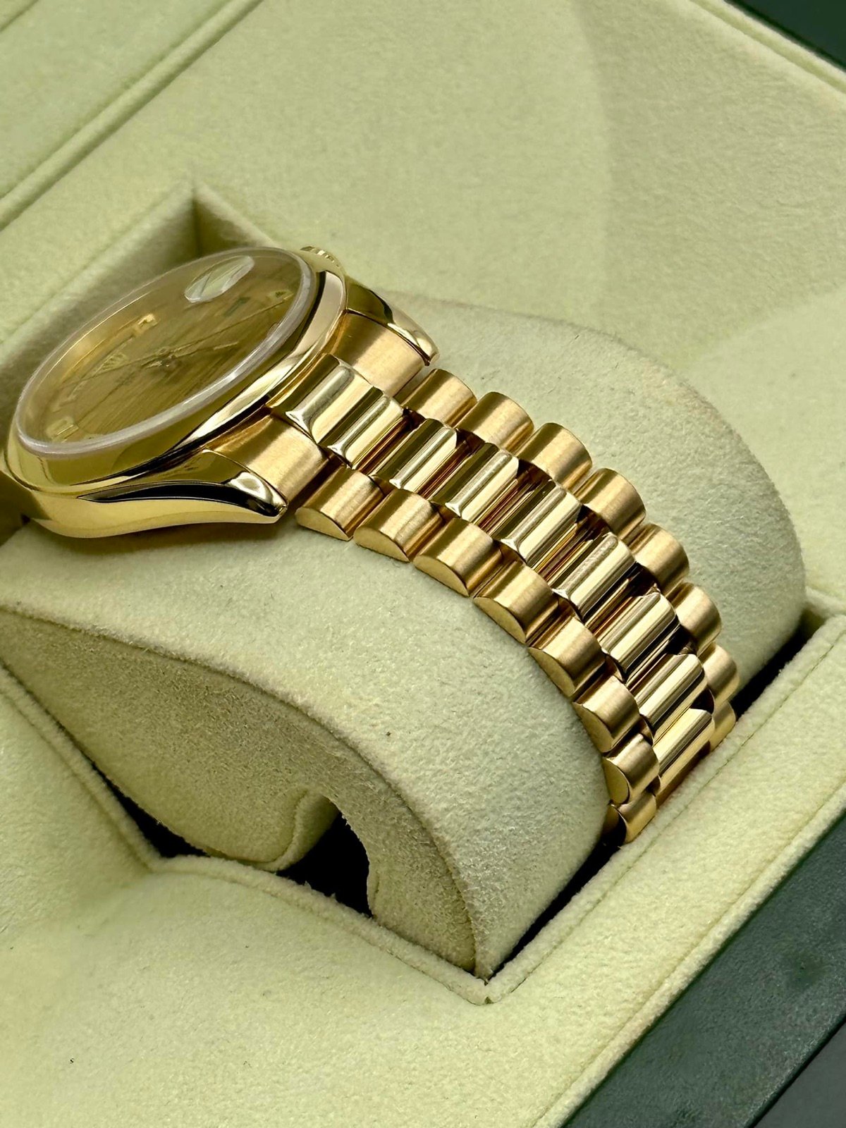 2000 Rolex Day-Date 36mm 118208 Presidential Champagne Wave Dial - Image 8